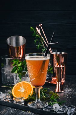 Alkol kokteyl Mai Tay dili Siyah bir ahşap arka plan üzerinde.