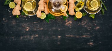 Nane, zencefil ve limon ile çay. Ahşap arka plan üzerinde sıcak bir içecek. Üstten Görünüm. Kopya alanı.