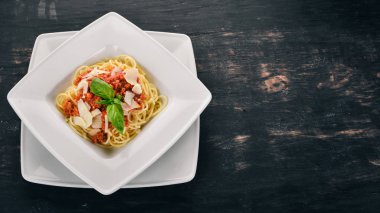 İtalyan mutfağı. domates ve parmesan peyniri ile makarna. Ahşap bir arka plan üzerinde. Üstten Görünüm. Kopya alanı.