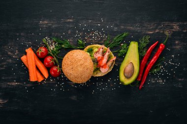 Burger, karides, avokado, havyar ve salatalık sandviç. Ahşap bir arka plan üzerinde. Üstten Görünüm. Kopya alanı.