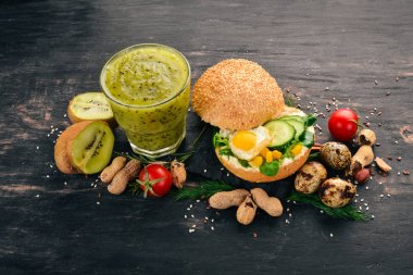 Kahvaltı. Kivi ve burger peynir bıldırcın yumurtası ve sebze ile. Ahşap bir arka plan üzerinde. Üstten Görünüm. Kopya alanı.