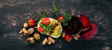 Kahvaltı. Pancar suyu ve avokado burger ve sebze. Ahşap bir arka plan üzerinde. Üstten Görünüm. Kopya alanı.