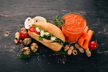 Kahvaltı. Havuç suyu ve burger peynir ve Bıldırcın yumurta. Ahşap bir arka plan üzerinde. Üstten Görünüm. Kopya alanı.