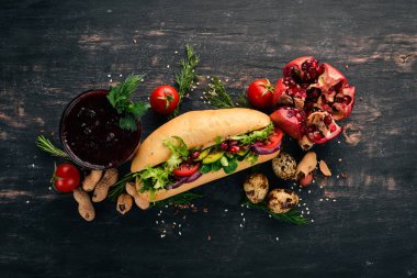 Kahvaltı. Pancar suyu ve avokado burger ve sebze. Ahşap bir arka plan üzerinde. Üstten Görünüm. Kopya alanı.