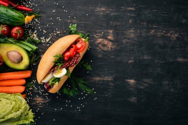 Hamburger, sandviç salam, bıldırcın yumurtası ve kiraz domates. Ahşap bir arka plan üzerinde. Üstten Görünüm. Kopya alanı.