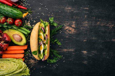 Hamburger, sandviç Bıldırcın yumurta, salatalık ve Mısır ile. Ahşap bir arka plan üzerinde. Üstten Görünüm. Kopya alanı.