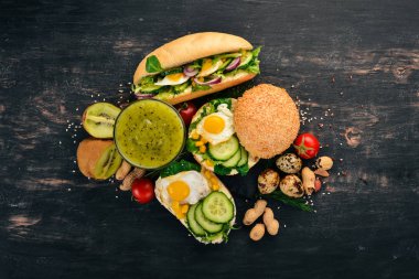 Kahvaltı. Kivi ve burger peynir bıldırcın yumurtası ve sebze ile. Ahşap bir arka plan üzerinde. Üstten Görünüm. Kopya alanı.