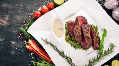 Peper biftek ıspanaklı Dana eti. Ahşap bir arka plan üzerinde. Üstten Görünüm. Kopya alanı.