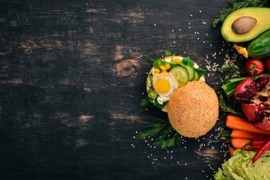 Hamburger, sandviç Bıldırcın yumurta, salatalık ve Mısır ile. Ahşap bir arka plan üzerinde. Üstten Görünüm. Kopya alanı.