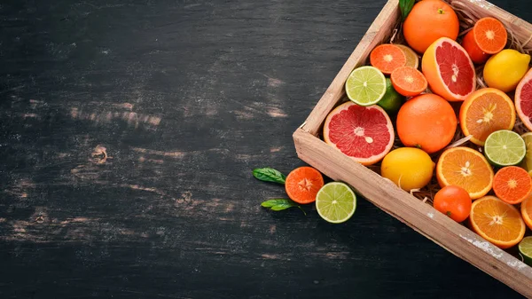 Blandade Citrus Frukt Trälåda Apelsin Mandarin Grapefrukt Citron Trä Bakgrund — Stockfoto