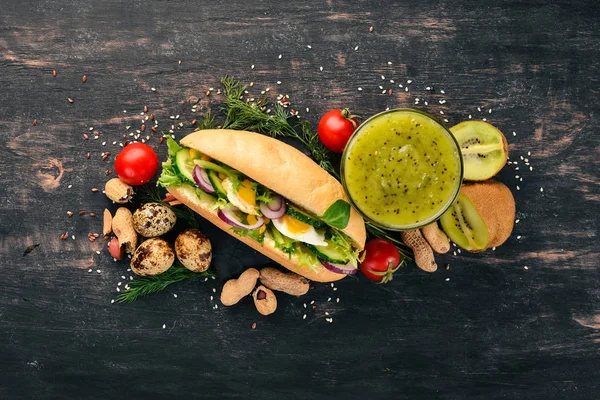 Kahvaltı. Kivi ve burger peynir bıldırcın yumurtası ve sebze ile. Ahşap bir arka plan üzerinde. Üstten Görünüm. Kopya alanı.