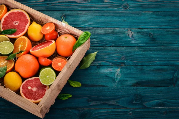 Diverse Citrusvruchten Een Houten Doos Sinaasappel Mandarijn Grapefruit Citroen Een — Stockfoto