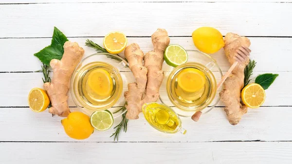 Nane, zencefil ve limon ile çay. Ahşap arka plan üzerinde sıcak bir içecek. Üstten Görünüm. Kopya alanı.