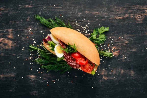 Hamburguesa Sándwich Con Salami Huevos Codorniz Tomates Cherry Sobre Fondo — Foto de Stock