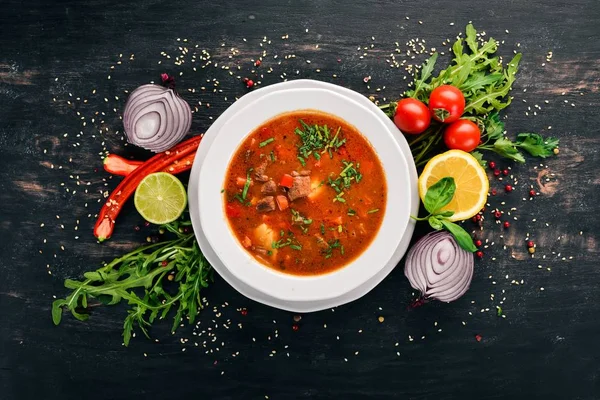 Soppa Med Nötkött Tomater Och Färska Grönsaker Trä Bakgrund Ovanifrån — Stockfoto