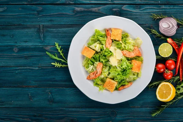 Ensalada César Con Pollo Verduras Frescas Sobre Fondo Madera Vista — Foto de Stock