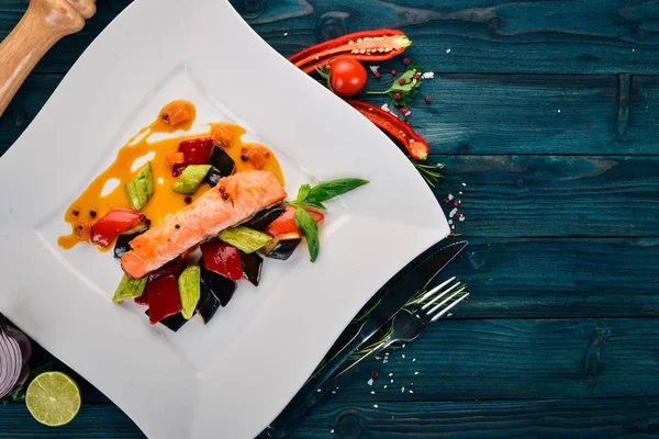 Sebzeli fırında somon Steak. Ahşap bir arka plan üzerinde. Üstten Görünüm. Kopya alanı.