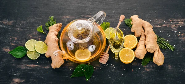 Nane, zencefil ve limon ile çay. Ahşap arka plan üzerinde sıcak bir içecek. Üstten Görünüm. Kopya alanı.