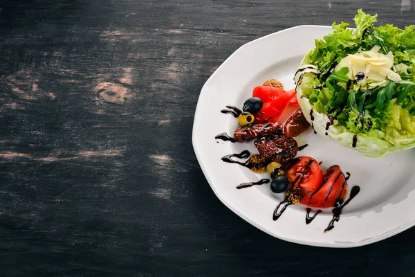 Salat Mit Tomaten Rucola Und Geräucherten Tomaten Auf Einem Hölzernen — Stockfoto