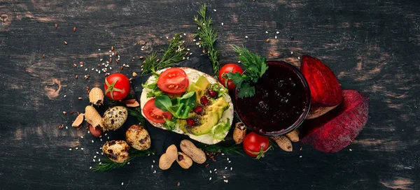 Kahvaltı. Pancar suyu ve avokado burger ve sebze. Ahşap bir arka plan üzerinde. Üstten Görünüm. Kopya alanı.