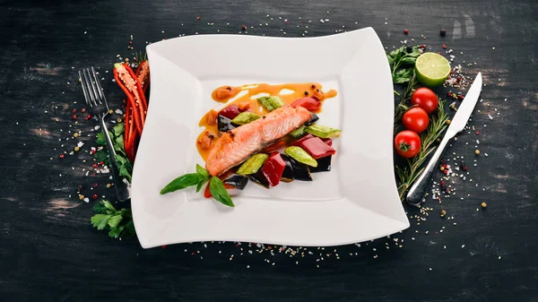 Sebzeli fırında somon Steak. Ahşap bir arka plan üzerinde. Üstten Görünüm. Kopya alanı.