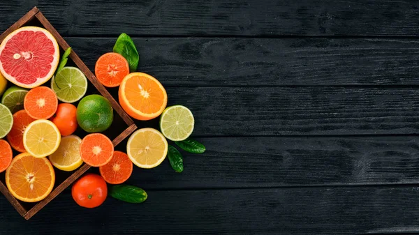 Assorted Citrus Fruit Wooden Box Orange Tangerine Grapefruit Lemon Wooden — Stock Photo, Image