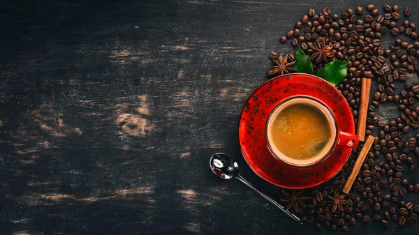 Bir fincan sıcak kahve Amerikalı. Tarçın. Siyah ahşap arka plan üzerinde. Üstten Görünüm. Kopya alanı.