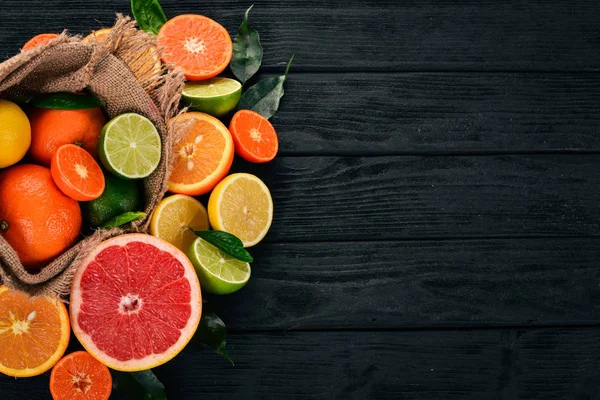 Een Set Van Citrusvruchten Sinaasappel Mandarijn Grapefruit Citroen Een Houten — Stockfoto