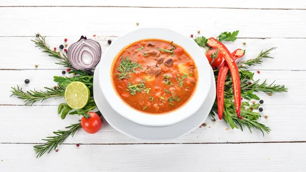 Soup with beef tomatoes and fresh vegetables. On a wooden background. Top view. Copy space. — Stock Image Soup Beef Tomatoes Fresh Vegetables Wooden Background Top View Copy Stock Image