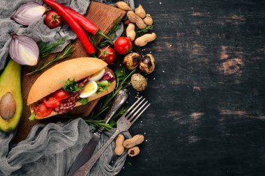 Hamburger, sandviç salam, bıldırcın yumurtası ve kiraz domates. Ahşap bir arka plan üzerinde. Üstten Görünüm. Kopya alanı.