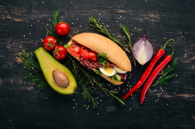 Hamburger, sandviç salam, bıldırcın yumurtası ve kiraz domates. Ahşap bir arka plan üzerinde. Üstten Görünüm. Kopya alanı.