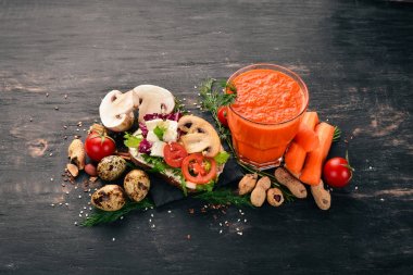 Kahvaltı. Havuç suyu ve burger peynir ve Bıldırcın yumurta. Ahşap bir arka plan üzerinde. Üstten Görünüm. Kopya alanı.