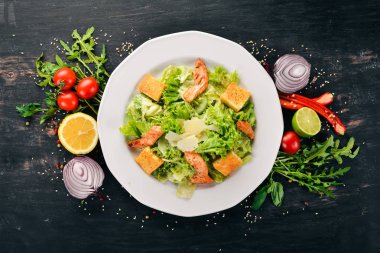 Sezar salatası tavuk ve taze sebze. Ahşap bir arka plan üzerinde. Üstten Görünüm. Kopya alanı.