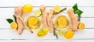 Nane, zencefil ve limon ile çay. Ahşap arka plan üzerinde sıcak bir içecek. Üstten Görünüm. Kopya alanı.