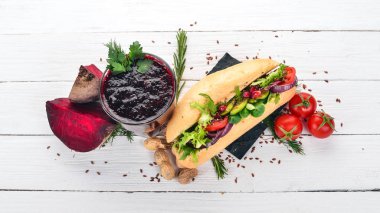 Kahvaltı. Pancar suyu ve avokado burger ve sebze. Ahşap bir arka plan üzerinde. Üstten Görünüm. Kopya alanı.