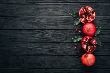 Taze nar. Siyah ahşap arka plan üzerinde. Üstten Görünüm. Kopya alanı.