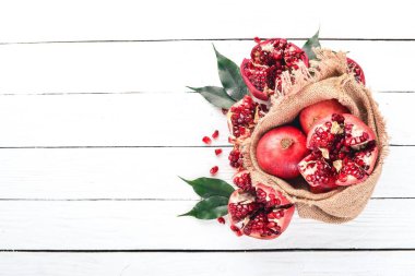 Eski bir çanta içinde taze nar. Ahşap bir arka plan üzerinde. Üstten Görünüm. Kopya alanı.