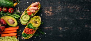 Burger, karides, avokado, havyar ve salatalık sandviç. Ahşap bir arka plan üzerinde. Üstten Görünüm. Kopya alanı.