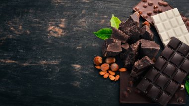 Çikolata Çerezler çikolata ve fındık ayarlanmış. Ahşap bir arka plan üzerinde. Üstten Görünüm. Metin için yer kopyalayın.