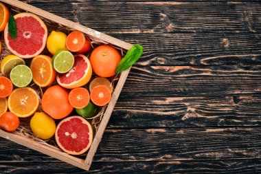 Çeşitli narenciye mezarda. Portakal, mandalina, greyfurt, limon. Ahşap bir arka plan üzerinde. Üstten Görünüm. Kopya alanı.