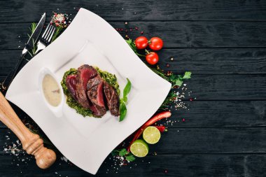 Peper biftek ıspanaklı Dana eti. Ahşap bir arka plan üzerinde. Üstten Görünüm. Kopya alanı.