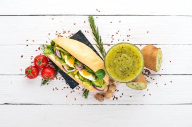 Kahvaltı. Kivi ve burger peynir bıldırcın yumurtası ve sebze ile. Ahşap bir arka plan üzerinde. Üstten Görünüm. Kopya alanı.