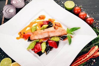 Sebzeli fırında somon Steak. Ahşap bir arka plan üzerinde. Üstten Görünüm. Kopya alanı.