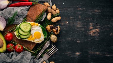 Hamburger, sandviç Bıldırcın yumurta, salatalık ve Mısır ile. Ahşap bir arka plan üzerinde. Üstten Görünüm. Kopya alanı.