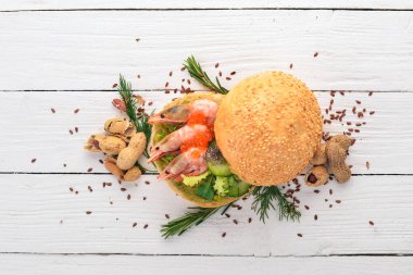 Burger, karides, avokado, havyar ve salatalık sandviç. Ahşap bir arka plan üzerinde. Üstten Görünüm. Kopya alanı.