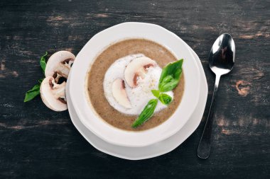 Püresi mantar çorbası. Ahşap bir arka plan üzerinde. Üstten Görünüm. Kopya alanı.