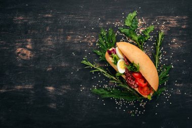 Hamburger, sandviç salam, bıldırcın yumurtası ve kiraz domates. Ahşap bir arka plan üzerinde. Üstten Görünüm. Kopya alanı.