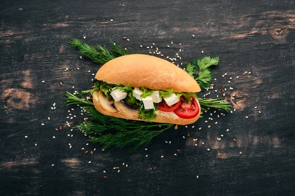 Hamburguesa Sándwich Con Queso Feta Champiñones Hojas Lechuga Sobre Fondo — Foto de Stock