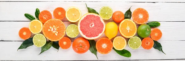柑橘系の果物のセット オレンジ タンジェリン グレープ フルーツ レモン 木製の背景 平面図です コピー スペース — ストック写真