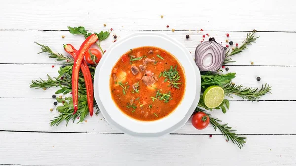 Sup Dengan Tomat Sapi Dan Sayuran Segar Pada Latar Belakang — Stok Foto